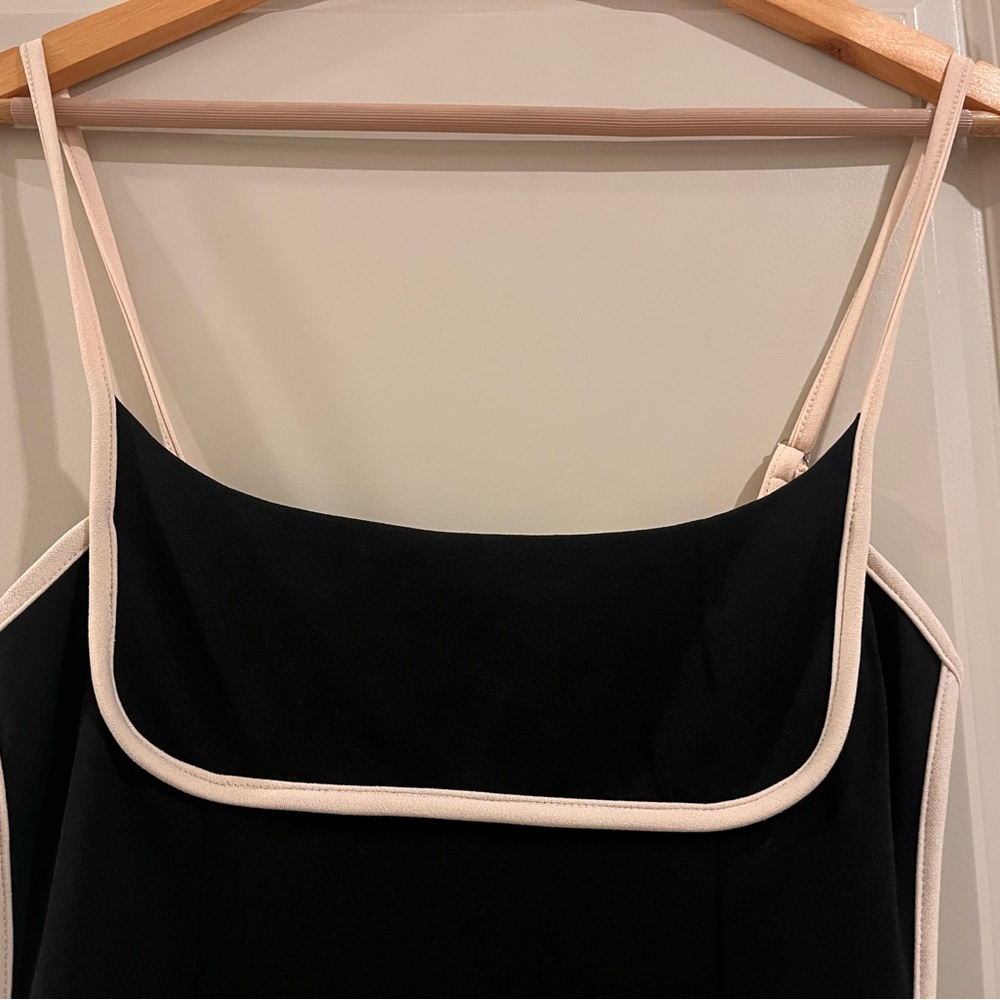 Elegant Black Dress with Cream Accents - Picture 3 of 7